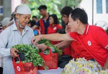 Phát động “Tết Nhân ái” hỗ trợ cho 1 triệu người nghèo trên cả nước Niềm vui của người dân nghèo khi được mua sắm tại phiên chợ nhân đạo do Hội Chữ thập đỏ tỉnh Hòa Bình tổ chức. (Ảnh minh họa: Trọng Đạt/TTXVN)
