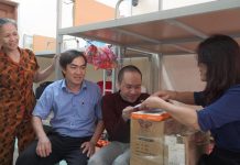 Bạn đọc tặng quà cho nhân vật Nguyễn Văn Thắm trong chuyên mục “Cảnh đời” Đại diện Trường đại học Quảng Bình trao quà của nhà hảo tâm cho sinh viên Nguyễn Văn Thắm