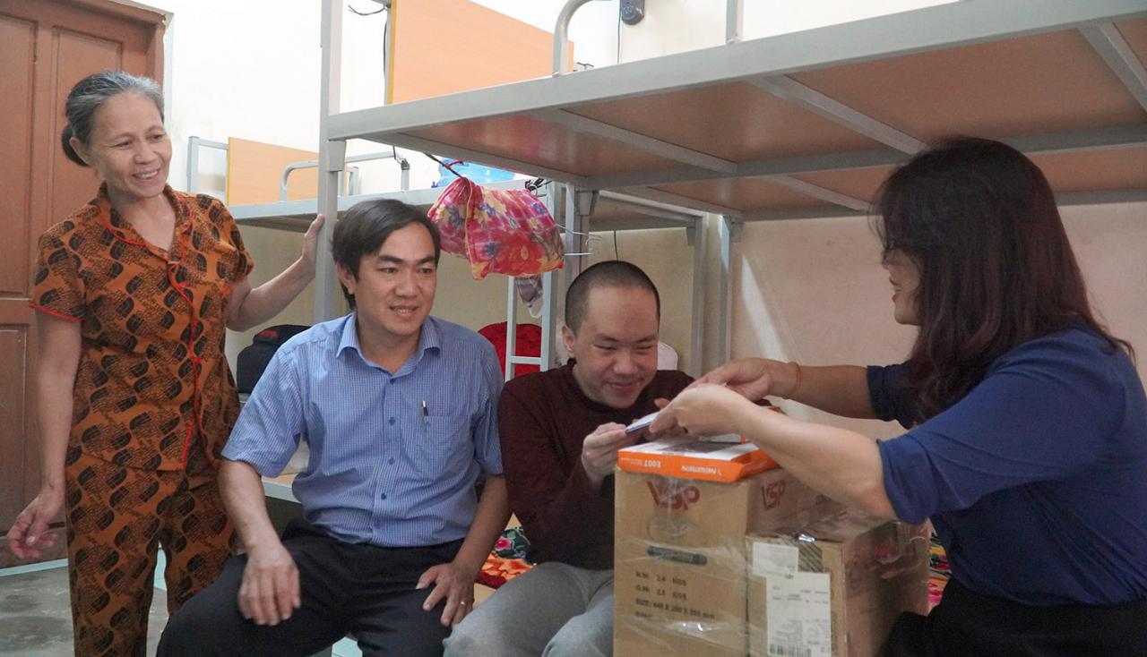Đại diện Trường đại học Quảng Bình trao quà của nhà hảo tâm cho sinh viên Nguyễn Văn Thắm