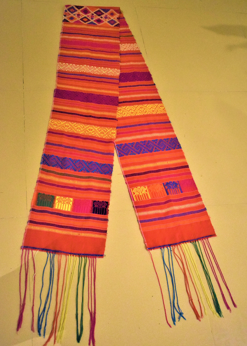 Khăn đam của phụ nữ Bru-Vân Kiều được trưng bày ở Bảo tàng Tổng hợp tỉnh.