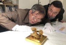 Đàm phán thành công hồi hương ấn “Hoàng đế chi bảo” TS Phạm Quốc Quân, TS Nguyễn Văn Đoàn, Giám đốc Bảo tàng lịch sử quốc gia nghiên cứu, đánh giá hiện trạng và tính xác thực của ấn vàng “Hoàng đế chi bảo” lưu giữ tại Văn phòng Hãng đấu giá Millon. (Ảnh: Bộ Văn hóa, Thể thao và Du lịch)