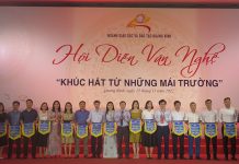 Gần 800 diễn viên tham gia hội diễn văn nghệ ngành Giáo dục-Đào tạo Ban tổ chức tặng cờ lưu niệm cho các đội tham gia