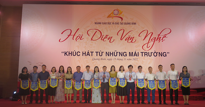 Ban tổ chức tặng cờ lưu niệm cho các đội tham gia