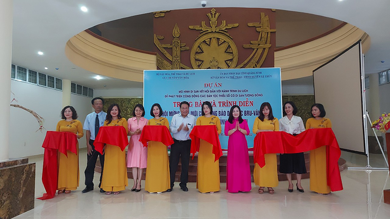 Lễ cắt băng khai mạc buổi trưng bày, thực hành trình diễn.