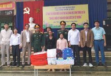 Trao tiền hỗ trợ cho học sinh đặc biệt khó khăn Ban Chỉ huy quân sự huyện Lệ Thuỷ trao tiền nhận nuôi và hỗ trợ cho học sinh trong dự án “Cán bộ, chiến sĩ quân đội nâng bước em tới trường”