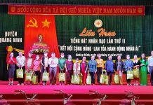 Quảng Ninh tổ chức liên hoan tiếng hát nhân đạo lần thứ II Lãnh đạo huyện Quảng Ninh tặng quà cho các gia đình có hoàn cảnh khó khăn.