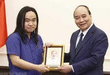 Chủ tịch nước biểu dương du học sinh dịch ‘Truyện Kiều’ sang tiếng Anh Chủ tịch nước Nguyễn Xuân Phúc tặng ảnh Chủ tịch Hồ Chí Minh cho dịch giả trẻ Nguyễn Bình. (Ảnh: Thống Nhất/TTXVN)