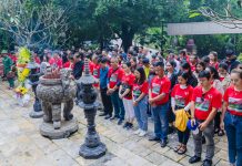 Du khách đến dâng hương tại Đền tưởng niệm các anh hùng liệt sỹ đường 20 Quyết Thắng (xã Tân Trạch, huyện Bố Trạch)