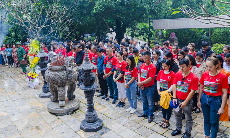 Du khách đến dâng hương tại Đền tưởng niệm các anh hùng liệt sỹ đường 20 Quyết Thắng (xã Tân Trạch, huyện Bố Trạch)