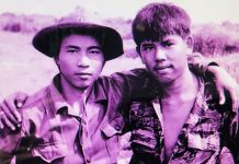 Tháng 12/2022 sẽ trao Giải thưởng Hồ Chí Minh, Giải thưởng Nhà nước về văn học nghệ thuật Hai người lính: Chiến sĩ Quân Giải phóng Nguyễn Huy Tạo và anh lính Sài Gòn Bùi Trọng Nghĩa, tại chốt Long Quang, xã Triệu Trạch, huyện Triệu Phong, tỉnh Quảng Trị, Mùa xuân 1973. Ảnh: Chu Chí Thành