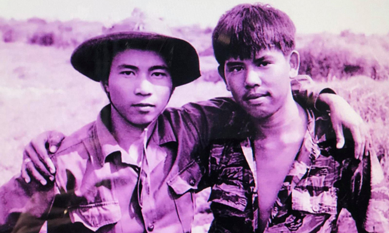 Hai người lính: Chiến sĩ Quân Giải phóng Nguyễn Huy Tạo và anh lính Sài Gòn Bùi Trọng Nghĩa, tại chốt Long Quang, xã Triệu Trạch, huyện Triệu Phong, tỉnh Quảng Trị, Mùa xuân 1973. Ảnh: Chu Chí Thành