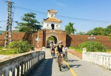 Du khách dạo quanh thành cổ Đồng Hới.