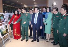 Trao giải cuộc thi và triển lãm ảnh nghệ thuật cấp quốc gia “Tự hào một dải biên cương” Đại tướng Phan Văn Giang, đồng chí Nguyễn Trọng Nghĩa và các đại biểu tham quan triển lãm ảnh. Ảnh: Phương Hoa/TTXVN
