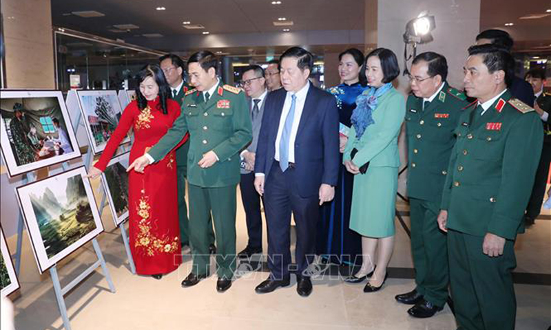 Đại tướng Phan Văn Giang, đồng chí Nguyễn Trọng Nghĩa và các đại biểu tham quan triển lãm ảnh. Ảnh: Phương Hoa/TTXVN