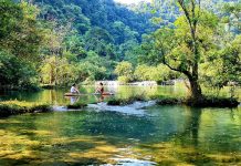 Du khách trải nghiệm tại suối Chà Rào, xã Trường Sơn, huyện Quảng Ninh.