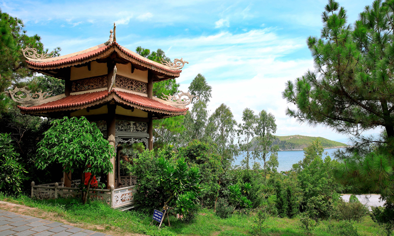 Tháp chuông khu mộ Đại tướng Võ Nguyên Giáp ở Vũng Chùa, xã Quảng Đông (Quảng Trạch). 