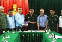 Trăn trở làng văn Bắc Quảng Bình Ban Chấp hành Chi hội VHNT Quảng Trạch-Ba Đồn tặng sách và giao lưu với cán bộ, chiến sĩ Đồn Biên phòng cửa khẩu quốc tế Cha Lo. Ảnh: Nguyễn Tiến Nên.