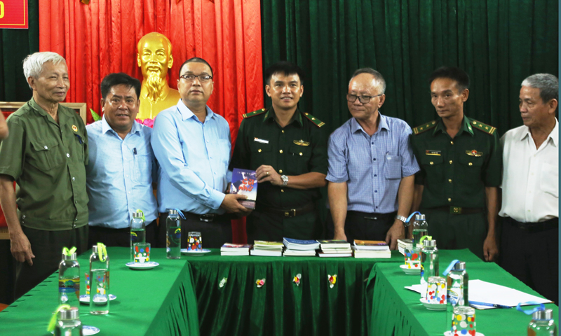  Ban Chấp hành Chi hội VHNT Quảng Trạch-Ba Đồn tặng sách và giao lưu với cán bộ, chiến sĩ Đồn Biên phòng cửa khẩu quốc tế Cha Lo. Ảnh: Nguyễn Tiến Nên.
