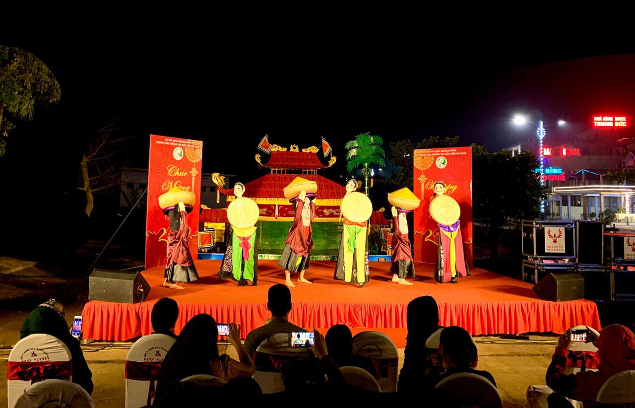 Nhiều tiết mục biểu diễn nghệ thuật truyền thống hút khách mỗi dịp tổ chức chương trình chào năm mới.