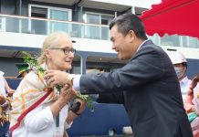 Ông Nguyễn Ngọc Quý, Giám đốc Sở Du lịch đón đoàn khách trên du thuyền du lịch quốc tế cao cấp của hãng Ponant (Pháp) cập cảng Hòn La, vào tháng 10/2022.