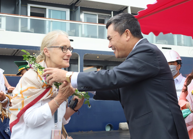 Ông Nguyễn Ngọc Quý, Giám đốc Sở Du lịch đón đoàn khách trên du thuyền du lịch quốc tế cao cấp của hãng Ponant (Pháp) cập cảng Hòn La, vào tháng 10/2022.