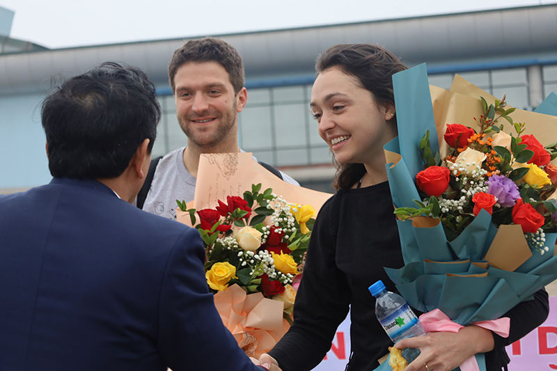 Đại diện lãnh đạo Sở Du lịch tặng hoa chúc mừng các vị khách đầu tiên đến Quảng Bình trong năm 2023.