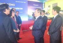 Khởi công xây dựng Trung tâm thể dục thể thao tỉnh Quảng Bình Đồng chí Bí thư Tỉnh ủy Vũ Đại Thắng trò chuyện với lãnh đạo Sở Văn hóa -Thể thao và các đơn vị tư vấn, thiết kế, thi công công trình.