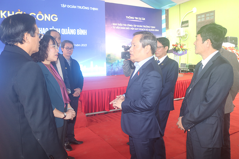 Đồng chí Bí thư Tỉnh ủy Vũ Đại Thắng trò chuyện với lãnh đạo Sở Văn hóa -Thể thao và các đơn vị tư vấn, thiết kế, thi công công trình.