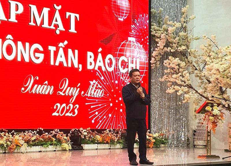 Đồng chí Bí thư Thành ủy Đồng Hới phát biểu tại buổi gặp mặt.