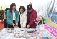 Hội báo Xuân Quý Mão 2023 tại Điện Biên thu hút nhiều bạn đọc tham quan. (Ảnh: Xuân Tư/TTXVN)