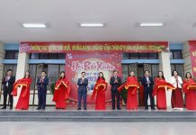 Các đại biểu cắt băng khai mạc Hội báo Xuân Quý Mão 2023.