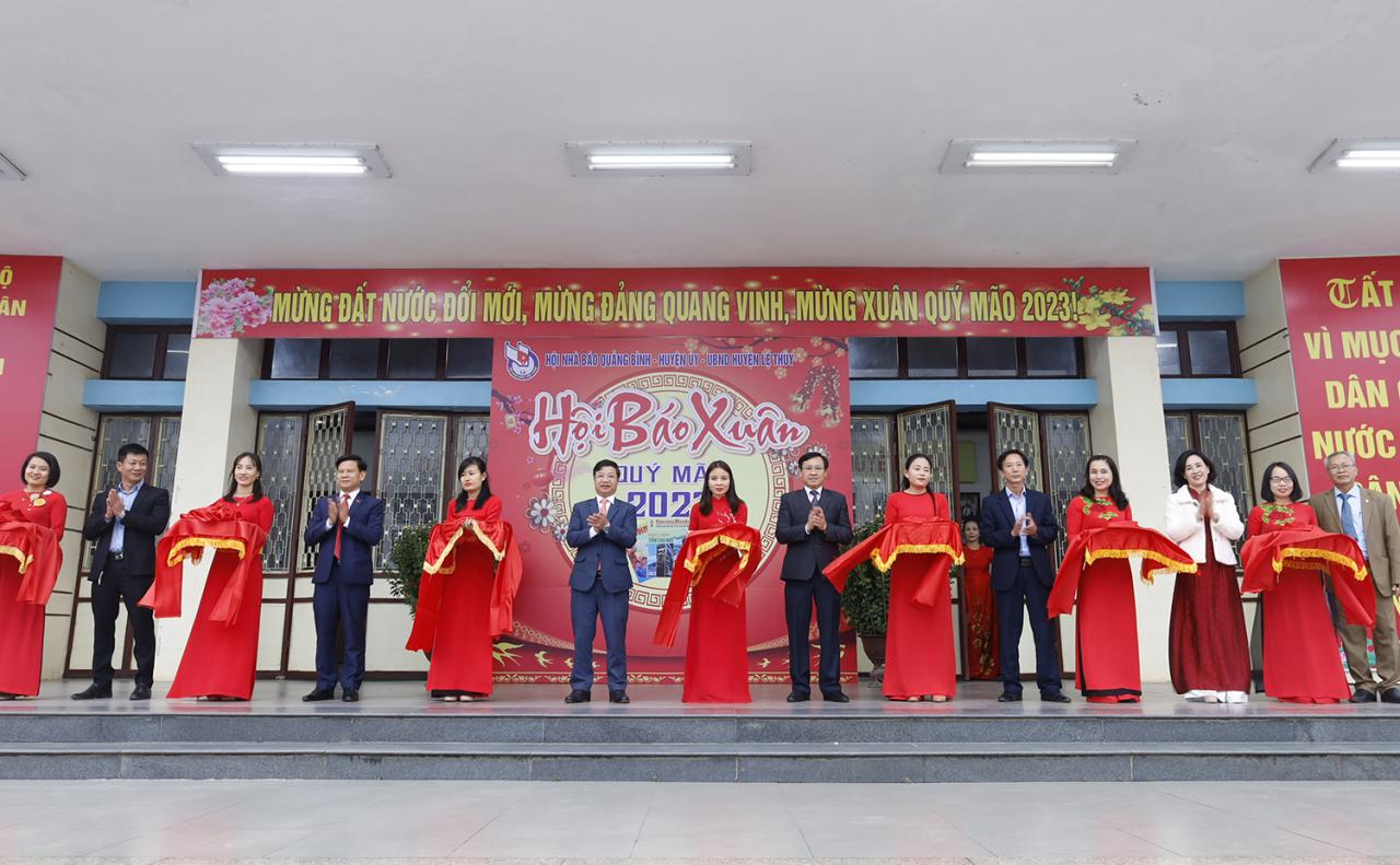 Các đại biểu cắt băng khai mạc Hội báo Xuân Quý Mão 2023.