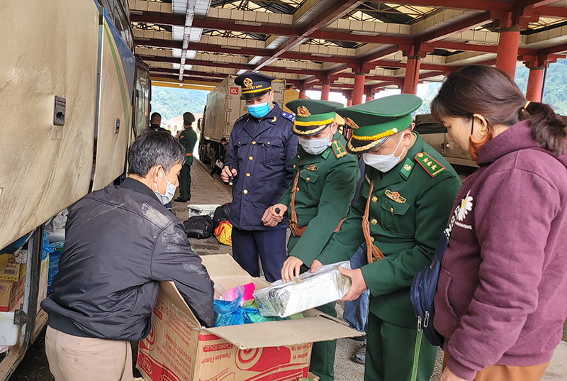 Cán bộ, chiến sĩ Đồn Biên phòng CKQT Cha Lo kiểm tra, kiểm soát phương tiện, hàng hóa qua cửa khẩu.