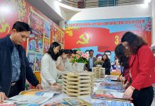 Phong phú các loại sách, báo phục vụ bạn đọc dịp Tết nguyên đán 2023 Các ấn phẩm báo Xuân thu hút sự quan tâm của bạn đọc.