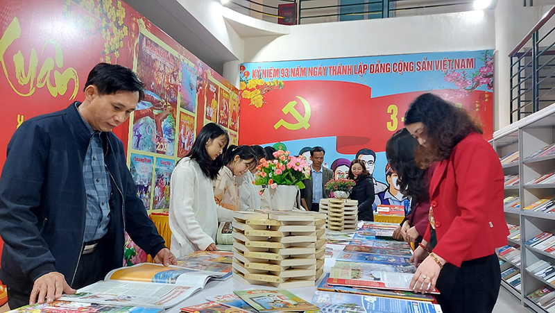 Các ấn phẩm báo Xuân thu hút sự quan tâm của bạn đọc.