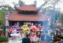 Hơn 15.000 lượt người vãn cảnh, dâng hương chùa Hoằng Phúc Người dân đến chùa Hoằng Phúc dâng hương.