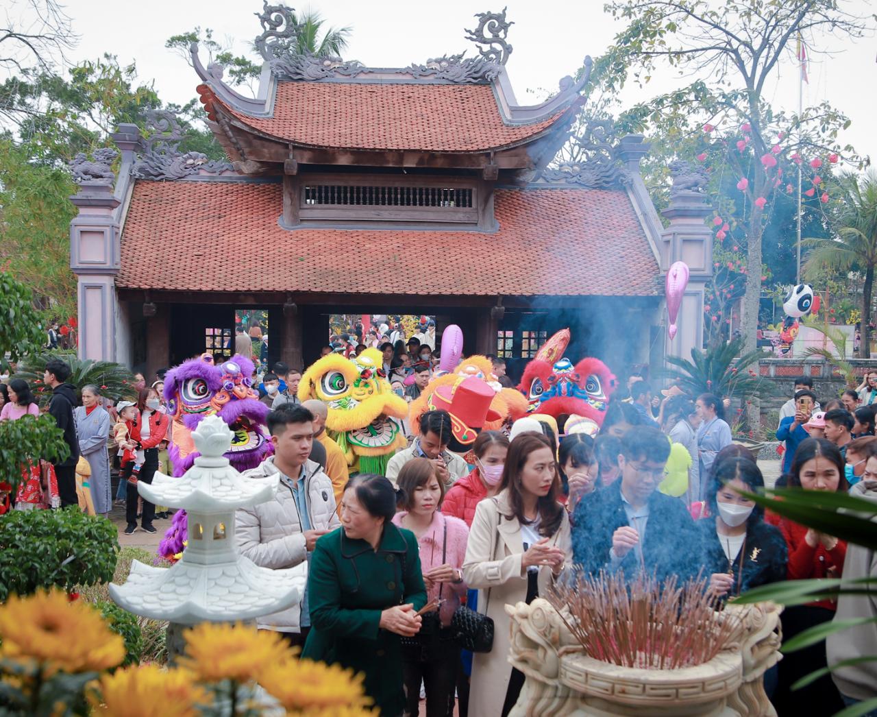 Người dân đến chùa Hoằng Phúc dâng hương.