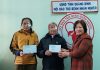 Đại diện Hội Bảo trợ bệnh nhân nghèo tỉnh trao tiền hỗ trợ cho các bệnh nhân phẫu thuật mắt