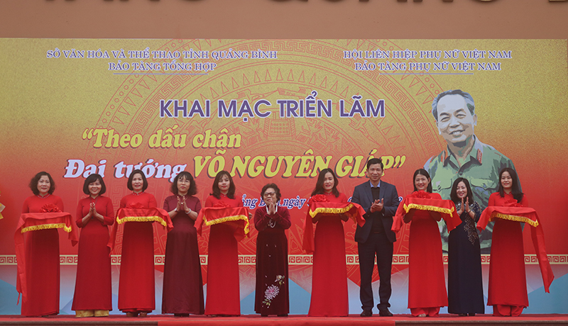 Lễ cắt băng khai mạc triển lãm