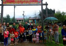 Tác giả trẻ văn học nghệ thuật Quảng Bình: Kế thừa và phát triển Đoàn tác giả trẻ cùng với cán bộ, chiến sĩ Đồn Biên phòng Làng Ho và đồng bào tại Bản Mới (xã Lâm Thủy, Lệ Thủy).