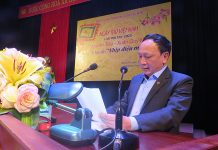 Đồng chí Phó Bí thư Thường trực Tỉnh ủy Trần Hải Châu phát biểu chúc mừng các văn nghệ sĩ nhân Ngày thơ Việt Nam.