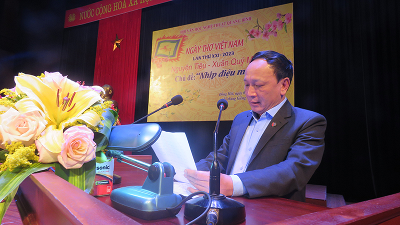 Đồng chí Phó Bí thư Thường trực Tỉnh ủy Trần Hải Châu phát biểu chúc mừng các văn nghệ sĩ nhân Ngày thơ Việt Nam.