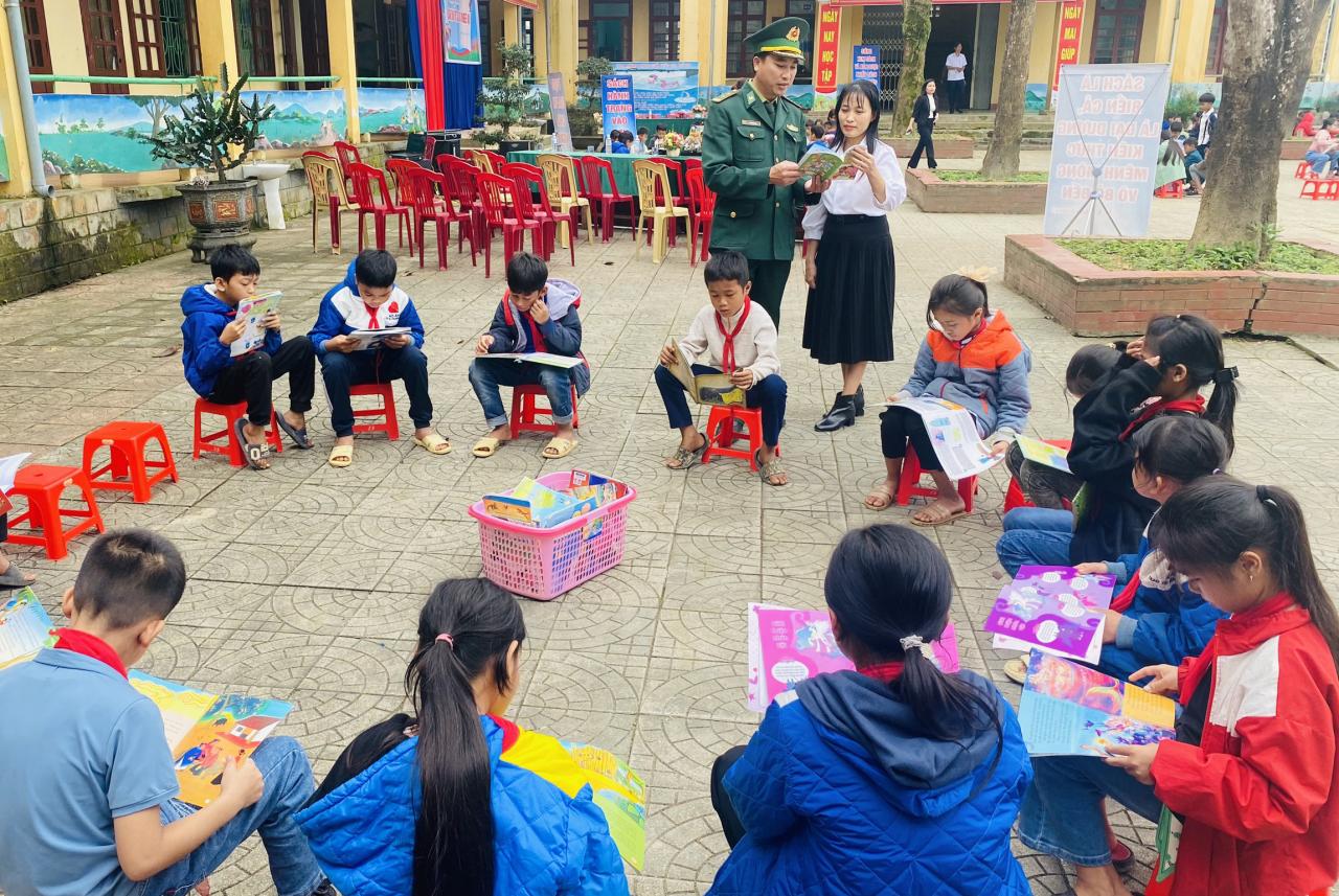 Chương trình sách đến với các xã vùng biên giới đã thu hút đông đảo các em học sinh tham gia.