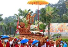 Tín ngưỡng thờ cúng Hùng Vương của Việt Nam đã vượt ra khỏi ranh giới quốc gia để trở thành di sản văn hóa chung của cả nhân loại. Trong ảnh: Đoàn nghi lễ rước kiệu dâng lễ vật tưởng nhớ các Vua Hùng. (Ảnh: Thống Nhất/TTXVN)