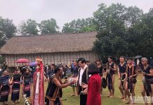 Du khách, khách mời đón Xuân cùng bà con dân tộc tại Làng Văn hóa Du lịch các dân tộc Việt Nam.