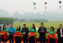 Các đại biểu cắt băng khai trương sản phẩm du lịch mới của Công ty Oxalis.