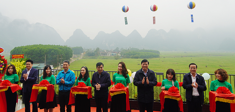 Các đại biểu cắt băng khai trương sản phẩm du lịch mới của Công ty Oxalis.