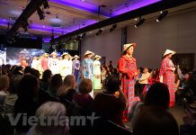 Buổi trình diễn đã giới thiệu được vẻ đẹp của Áo dài Việt Nam tới công chúng Anh. (Ảnh: Hải Vân/Vietnam+)