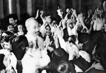 Các đại biểu dự Đại hội Văn nghệ toàn quốc lần thứ III nồng nhiệt đón chào Chủ tịch Hồ Chí Minh đến dự Đại hội (26/11/1962). Ảnh tư liệu: TTXVN