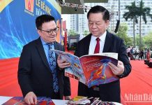 Bí thư Trung ương Đảng, Trưởng Ban Tuyên giáo Trung ương Nguyễn Trọng Nghĩa tham quan gian trưng bày của Báo Nhân Dân tại Hội báo toàn quốc 2022. (Ảnh: THỦY NGUYÊN)